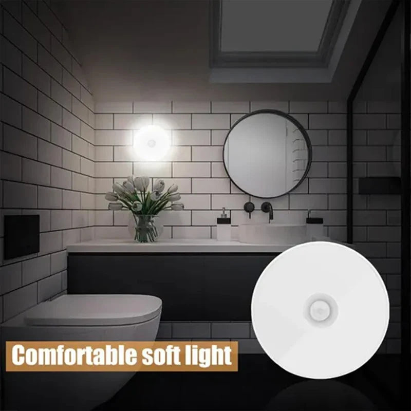 Luz nocturna LED con sensor de movimiento PIR, recargable por USB, ideal para cocina, armario, vestidor o escalera.